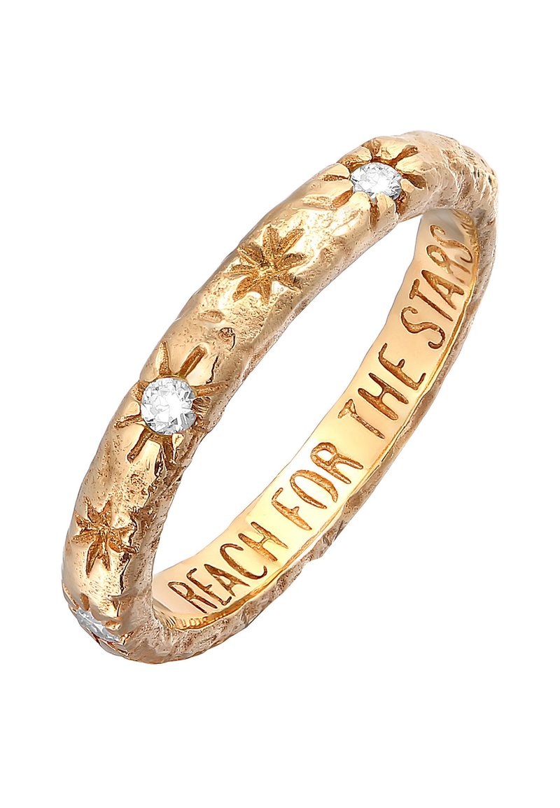 Goldfarbener Ring mit strukturierten Oberflächen, verziert mit gravierten Sternmustern und zwei kleinen klaren Edelsteinen. Innenseite des Rings mit einer Inschrift.