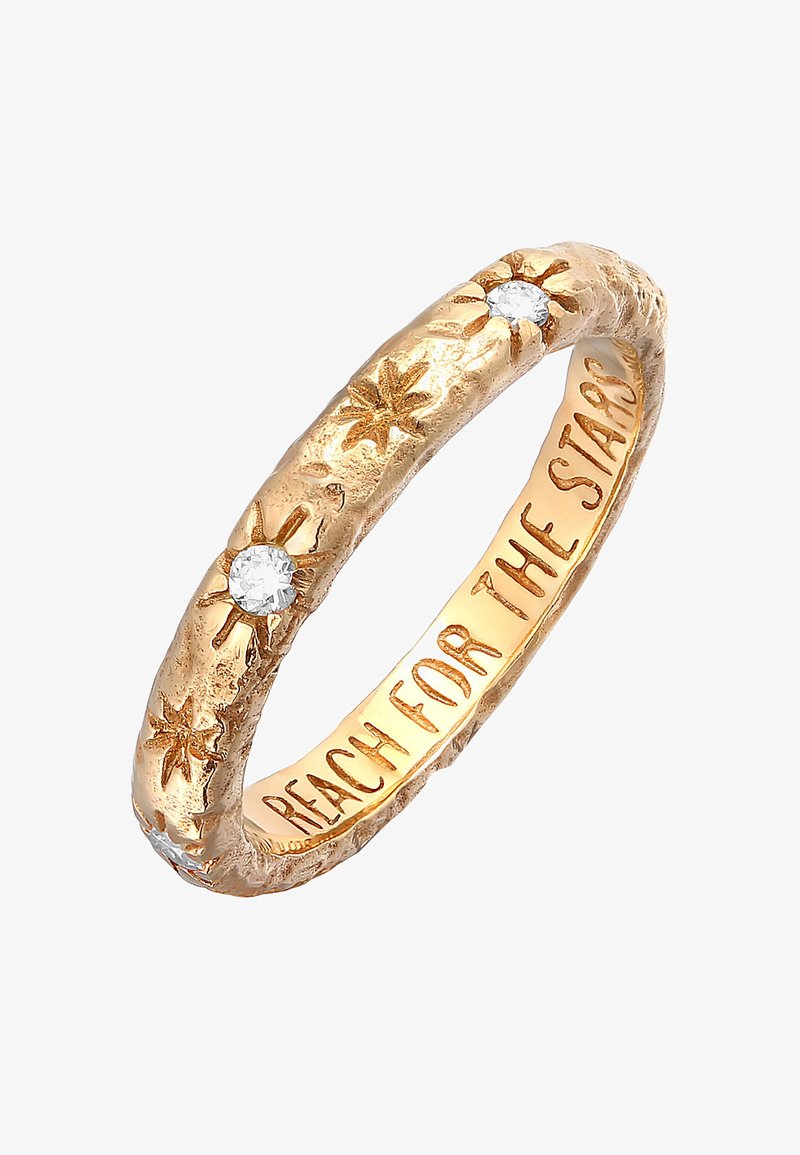Goldfarbener Ring mit strukturierten Oberflächen, verziert mit gravierten Sternmustern und zwei kleinen klaren Edelsteinen. Innenseite des Rings mit einer Inschrift.