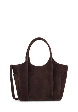 Sac fourre-tout en daim marron foncé avec deux poignées, poches latérales et une longue bandoulière réglable, présenté sur fond blanc.