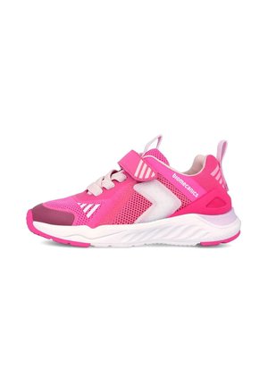 Zapatilla deportiva de niño en color rosa brillante con suela blanca, tejido de malla, tira de velcro y lengüeta en el talón.
