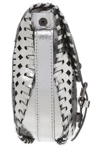 Srebrna metaliczna skórzana torebka na ramię z czarnymi diamentowymi wycięciami, obszyciem mocnym ściegiem i regulowaną klamrą na pasku na białym tle.