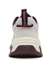Sneaker bianca e bordeaux con materiale in rete, suola testurizzata, linguetta sul tallone e logo del marchio sul retro.