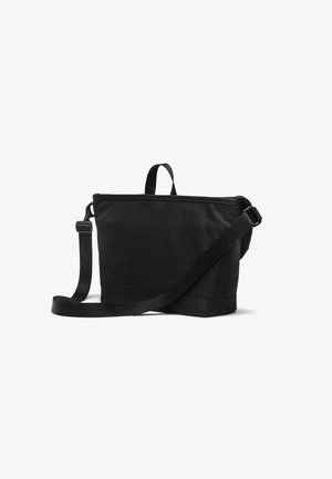 Černá plátěná taška přes rameno s obdélníkovým tvarem, nastavitelným popruhem, horní rukojetí a hladkým, matným povrchem.