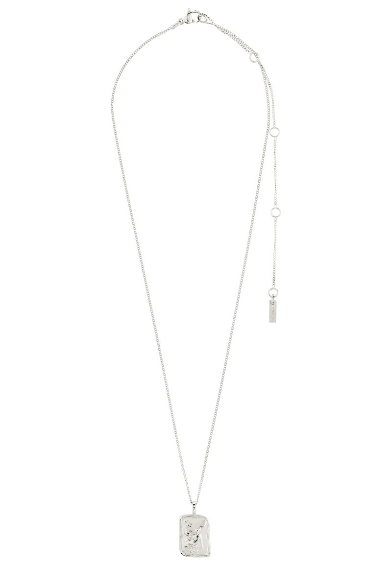 Collar de plata con una cadena fina y un colgante rectangular que presenta un diseño en relieve. Longitud ajustable con un pequeño acento en forma de etiqueta.
