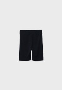 Shorts de sport noirs mi-cuisse avec une taille élastique, présentés à plat sur un fond clair uni.