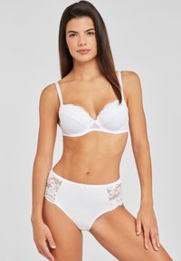 Witte bh met kant en hoge tailleslip, met gekartelde randen, zacht materiaal en delicate kanten accenten aan de zijkanten.