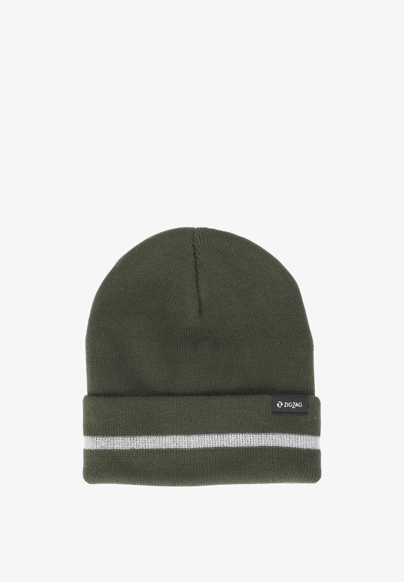 Grüne Strickmütze mit umgeschlagenem Bund, mit einem weißen Streifen und einem kleinen schwarzen Logoetikett, hergestellt aus einem weichen, strukturierten Material.