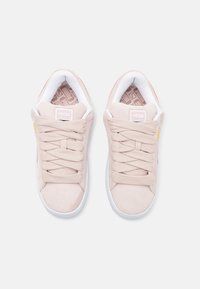 Ljusrosa mockaskor med rund tå, tjocka snören, vadderad krage och texturerad innersula. Vit gummisula med minimal logotyp.