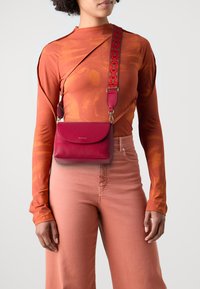 Coccinelle PAULINA - Taška s příčným popruhem - sangria