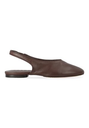Chaussure slingback plate en cuir marron avec bout pointu fermé et petit talon noir, vue de profil sur fond blanc.