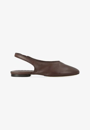 Scarpa slingback piatta in pelle marrone con punta chiusa e appuntita e tacco basso nero, vista laterale su sfondo bianco.