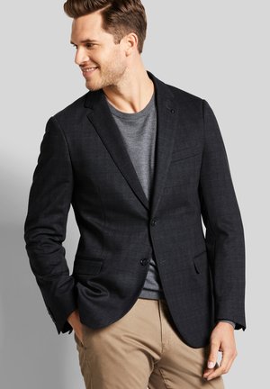 Dunkelgrau blazer mit einem dezenten Karomuster, einem Ein-Knopf-Verschluss, Reverskragen und zwei Fronttaschen, getragen über einem grauen Hemd.