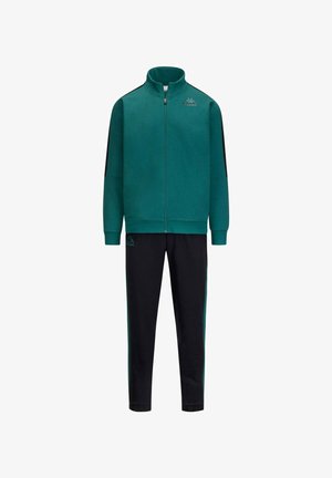 Giacca verde con zip e accenti neri sulle maniche, abbinata a pantaloni neri. Tessuto morbido con logo Kappa sulla parte sinistra del petto e sul lato dei pantaloni.