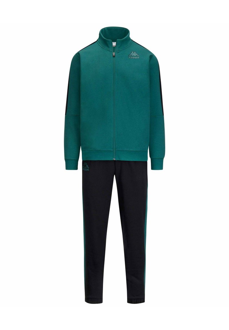 Giacca verde con zip e accenti neri sulle maniche, abbinata a pantaloni neri. Tessuto morbido con logo Kappa sulla parte sinistra del petto e sul lato dei pantaloni.