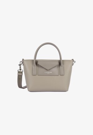 Taupe tekstuur leren handtas met afgeronde handvatten, een voorklepzak en een afneembare schouderriem met metalen sluitingen.