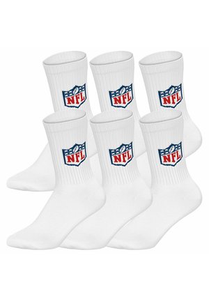 Sechs weiße Crew-Socken mit gerippter Struktur, jeweils mit einem roten, weißen und blauen NFL-Schild-Logo im Wadenbereich.