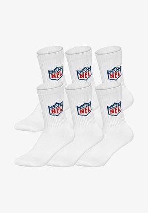 Sechs weiße Crew-Socken mit gerippter Struktur, jeweils mit einem roten, weißen und blauen NFL-Schild-Logo im Wadenbereich.