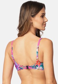 Bloemmotief bikini-top met roze bandjes, verstelbare hardware en een achtersluiting. Bevat tropische patronen en heeft een soepele textuur.