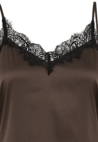 Caraco en satin brun avec fines bretelles et encolure en V ornée de dentelle noire. Aucun personnage ou fond visible.