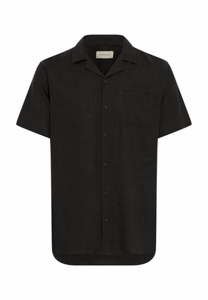 Chemise noire à manches courtes en tissu léger, avec un devant à boutons, un col pointu, une poche poitrine unique et un ourlet droit.
