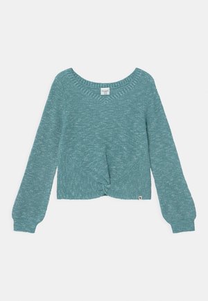 Blød, langærmet, strikket sweater i blid blågrøn farve med ribbede manchetter og kant, rund halsudskæring og en frontdetalje med twist ved taljen.