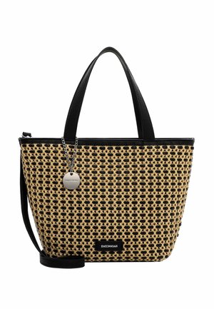 Borsa tote intrecciata beige e nera con manici neri, una tracolla staccabile e un'etichetta rotonda del marchio in argento appesa a una catena.