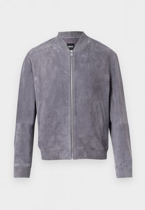 Graue Wildleder-Bomberjacke mit Frontreißverschluss, geripptem Kragen, Bündchen und Saum, mit Seitentaschen und einem BOSS-Etikett auf der Innenseite des Kragens.