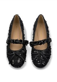 Ballerine nere con texture di paillettes, cinturino decorativo nero con perline e dettaglio a fiocco sulla punta. Fodera interna liscia.