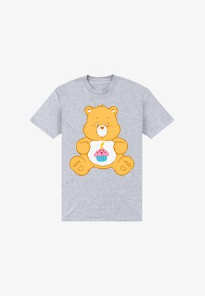 Lichtgrijs T-shirt met een glimlachende oranje beer die een cupcake vasthoudt met roze glazuur en een brandende kaars op zijn buik.