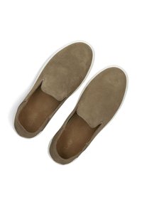 Tan suede instapschoenen met een witte rubberen zool. Heeft een ronde neus en een soepele textuur, met elastische zijpanelen voor gemakkelijk aantrekken.