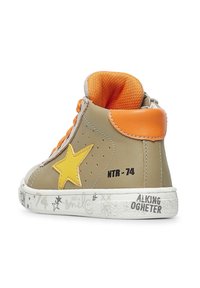 Sneakers alte con una parte superiore in pelle beige, dettagli arancioni, una stella gialla, testo nero e una suola in gomma bianca con grafica giocosa.