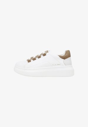 Sneaker bianca basse con suola spessa, lacci beige e accenti al tallone testurizzati color marrone dorato, mostrata di profilo.