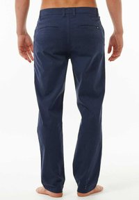 Chino navy in cotone con design a taglio dritto, dotati di due tasche posteriori e dettagli di cucitura discreti. Nessun logo o motivo visibile.