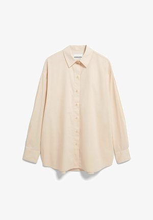 Hellbeiges langärmliges Hemd zum Knöpfen mit klassischem Kragen, Vorderknöpfen und leicht abgesenkten Schultern, gefertigt aus weichem, glattem Stoff.