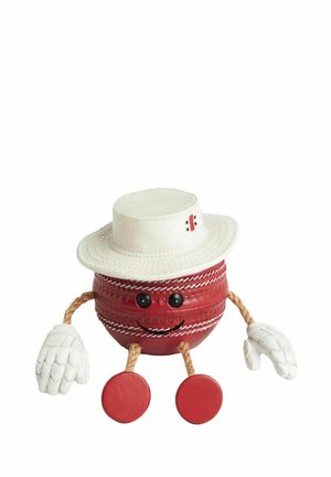 Rød cricketbold-karakter med sorte øjne, hvide handsker, røde sko, smilende mund og hvid hat med lille rød og sort logo.