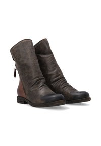 Hnědé kožené kotníkové boty s volným designem, černý gumový ochranný kryt špičky, boční zip a podešev s dřevěnou texturou.