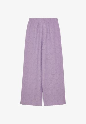 Liliowe spodnie o szerokich nogawkach z elastyczną talią i misternym kwiatowym wzorem ażurowej koronki na całej tkaninie.