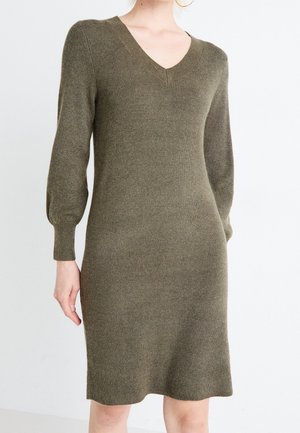 Robe tricotée en vert olive avec un décolleté en V, de longues manches bouffantes, une texture côtelée et une silhouette ajustée qui s'effile légèrement à l'ourlet.