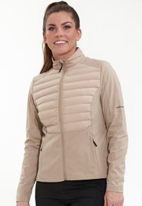 Beige isolerad jacka med dragkedja fram, med horisontellt quiltade sektioner på bröstet och slät tyg på ärmarna och sidorna.