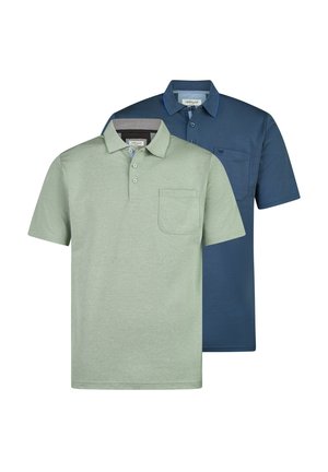 Dwie koszulki polo z krótkim rękawem, kołnierzykiem i kieszeniami na piersi, jedna jasnozielona, druga ciemnoniebieska, nałożone na siebie na białym tle.