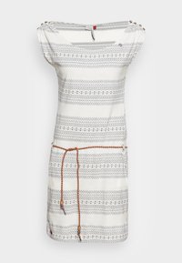 Bílé šaty s horizontálními modrými a šedými pruhy, s lodičkovým výstřihem, knoflíkovými detaily na rameni a splétaným hnědým pásem v pase.