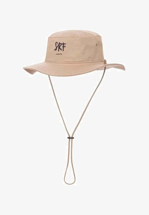 Beżowy kapelusz typu bucket z szerokim rondem, czarne logo "SRF" na przodzie oraz regulowany pasek pod brodą z zasuwką.