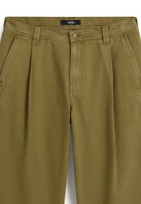 Pantalones Vans verdes oliva con trabillas para cinturón, botón delantero, cremallera, bolsillos laterales y pliegues cosidos cerca de la cintura.