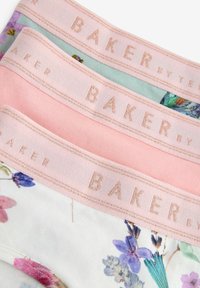 Trois paires de sous-vêtements féminins avec des motifs floraux et unis, dotés de ceintures élastiques douces de couleur rose et d'un branding élégant.