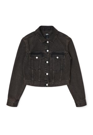 Chaqueta de mezclilla negra corta con dos bolsillos frontales, botones plateados y un cuello clásico. Presenta mangas largas y un acabado texturizado.