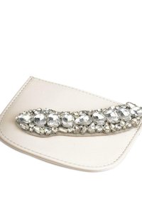 Clutch in pelle bianca con un accento curvo e decorato di strass grigio argento che presenta forme e dimensioni di pietre diverse.