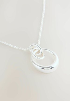 Colier cu pandantiv din argint, prezentând inele ovale și circulare interconectate cu un finisaj polisat, suspendat de o lanț delicat.