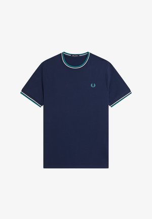 Laivastonsininen lyhythihainen t-paita, jossa on valkoinen, petrooli ja laivastonsininen raidallinen resorikaulus ja hihansuut sekä pieni petroolinvärinen laakeriseppeleen logo rinnassa.