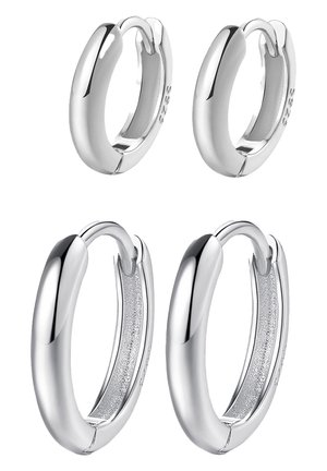 Orecchini a cerchio in argento con un design liscio e arrotondato. Mostrati in due dimensioni: piccola e grande, con una finitura lucida e una chiusura a cerniera visibile.