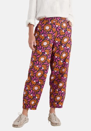 Blumenmuster-Hosen mit schwarzem Hintergrund, die orange und rosa Blumen zeigen. Aus leichtem Stoff mit lockerer Passform und seitlichen Taschen gefertigt.